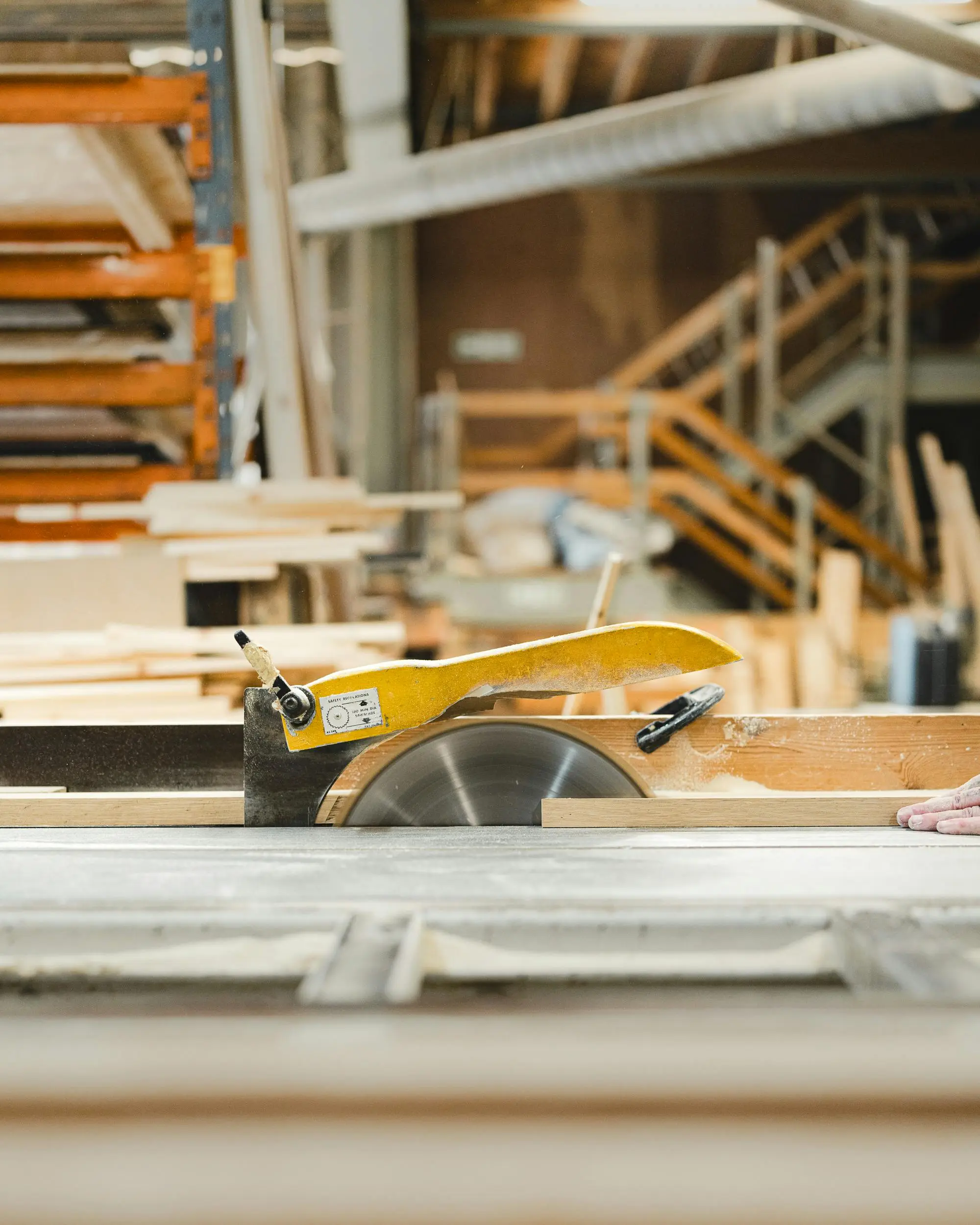 Handwerker bei der Holzbearbeitung – traditionelle Handwerkskunst bei Hobelbank & Späne